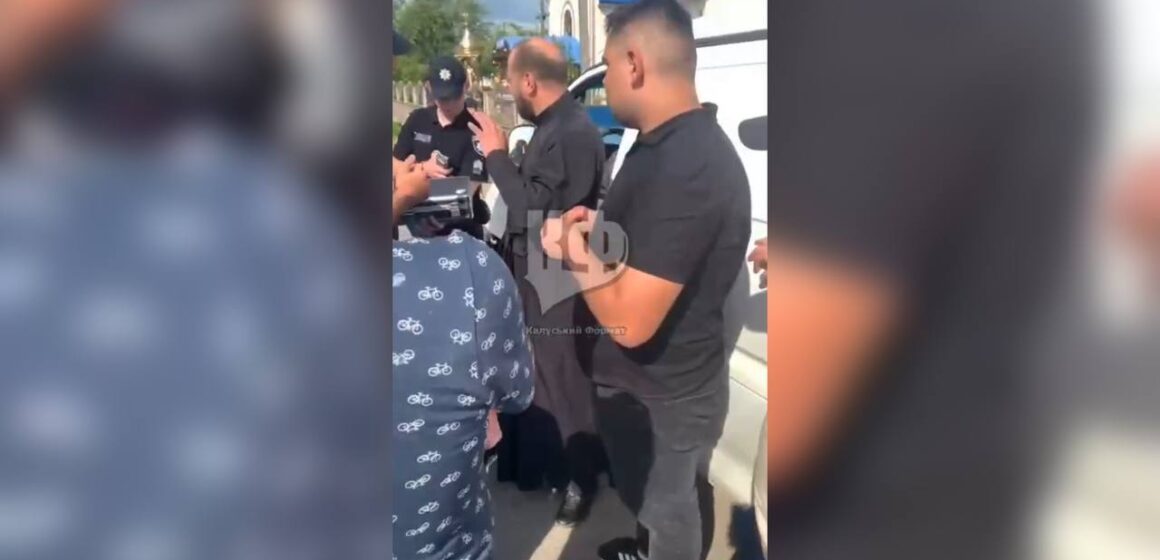 На Калущині селяни викликали на священників поліцію через зауваження щодо розпиття алкоголю (ВІДЕО) На Калущині селяни викликали на священників поліцію через зауваження щодо розпиття алкоголю (ВІДЕО)