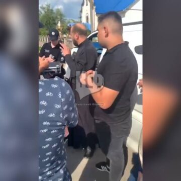 На Калущині селяни викликали на священників поліцію через зауваження щодо розпиття алкоголю (ВІДЕО) На Калущині селяни викликали на священників поліцію через зауваження щодо розпиття алкоголю (ВІДЕО)