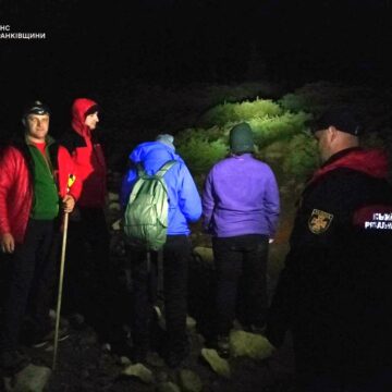 Гірські рятувальники розшукали двох туристок, які заблукали в горах