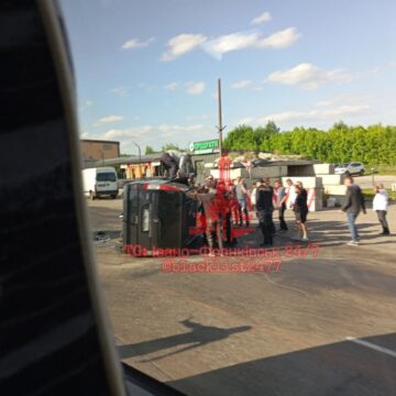 Біля франківського автобазару перекинувся бус (ФОТОФАКТ)