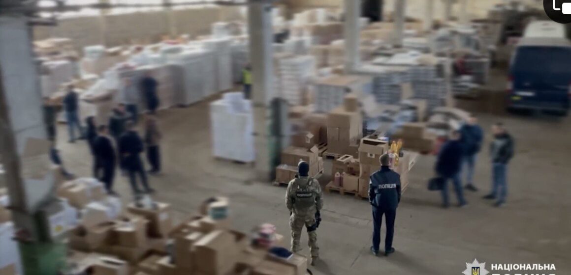 Підробляли продукцію світових брендів: поліцейські Прикарпаття ліквідували підпільний цех побутової хімії (ВІДЕО)