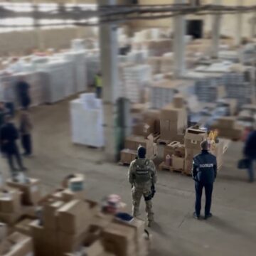 Підробляли продукцію світових брендів: поліцейські Прикарпаття ліквідували підпільний цех побутової хімії (ВІДЕО)