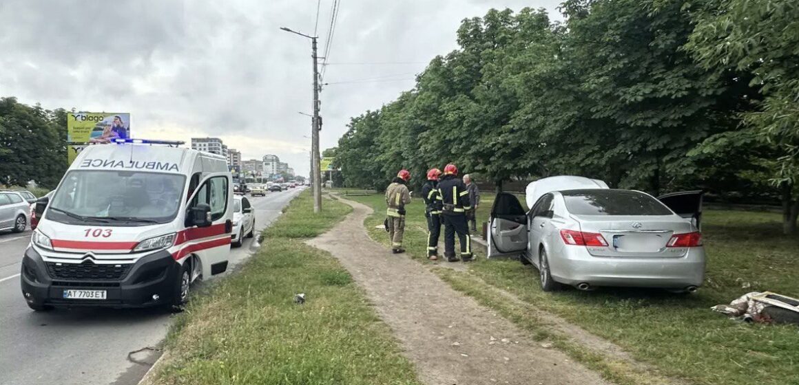 Ранкова ДТП в Івано-Франківську: наслідки аварії ліквідували надзвичайники (ФОТОФАКТ)