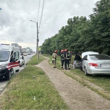 Ранкова ДТП в Івано-Франківську: наслідки аварії ліквідували надзвичайники (ФОТОФАКТ) Ранкова ДТП в Івано-Франківську: наслідки аварії ліквідували надзвичайники (ФОТОФАКТ)
