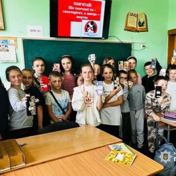 Стоп булінг: поліцейські Прикарпаття проводять превентивні уроки в закладах освіти