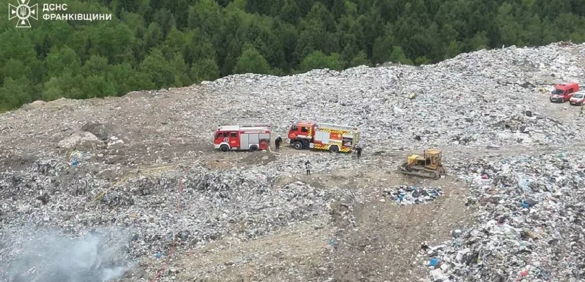 Вогнеборці ліквідували пожежу сміття на відкритій території в Івано-Франківському районі