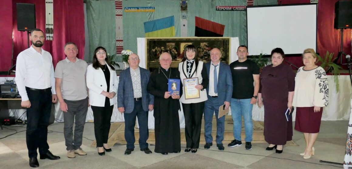 Священник зі Старих Кривотул Михайло Мельник презентував книгу «Світло Любові»