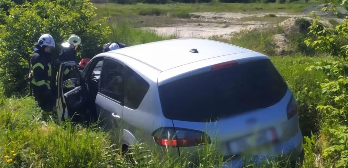 На Тлумаччині автівка злетіла з дороги, є постраждалі