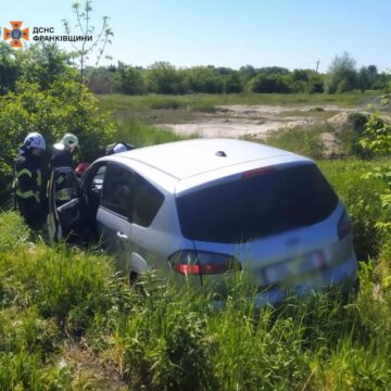 На Тлумаччині автівка злетіла з дороги, є постраждалі На Тлумаччині автівка злетіла з дороги, є постраждалі