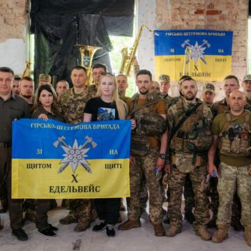 Очільниця Прикарпаття відвідала «едельвейсів» на фронті та передала захисникам ударні безпілотники (ФОТО)