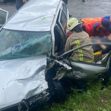 ДТП на Коломийщині: водія з понівеченого автомобіля деблокували рятувальники (ФОТО)