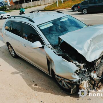 В Івано-Франківську зіткнулись дві автівки: один із водіїв в лікарні В Івано-Франківську зіткнулись дві автівки: один із водіїв в лікарні