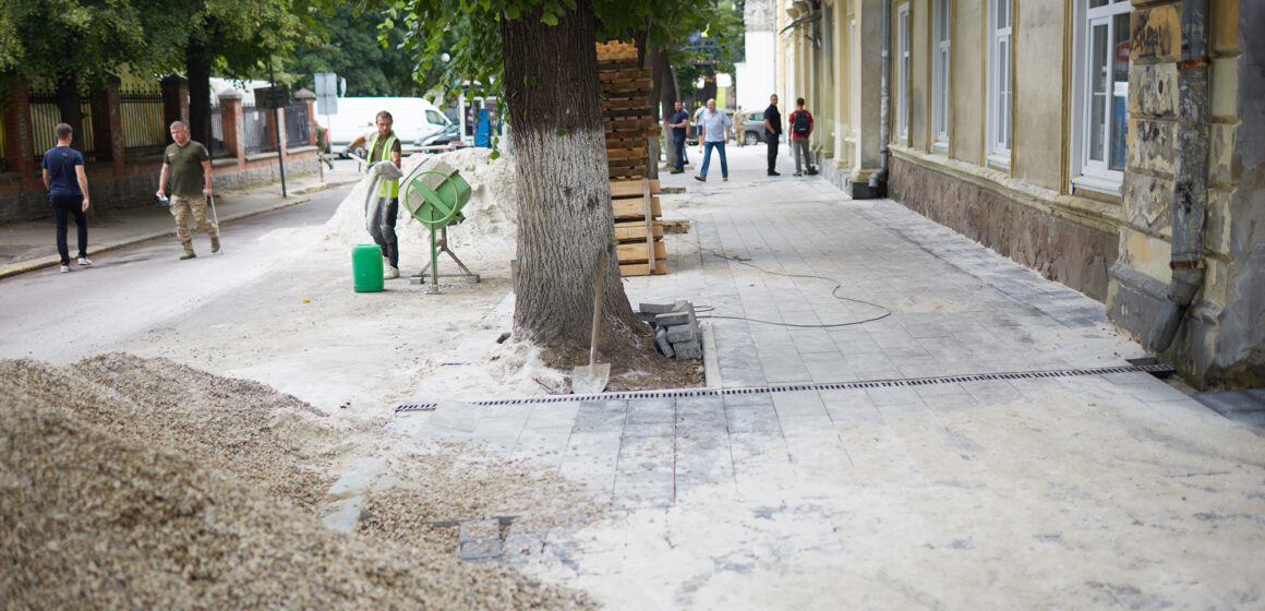 В Івано-Франківську біля військового шпиталю на вул. Старозамковій тривають роботи з доступності