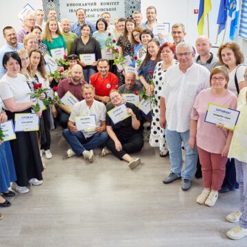 В Івано-Франківську переможцям «Бюджету участі 2024» вручили сертифікати на суму понад 30 мільйонів гривень
