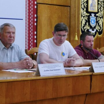 Є загроза масового звільнення працівників із очисних ТОВ «Карпатнафтохім»: у Калуші відбулось позачергове засідання комісії ТЕБ та НС
