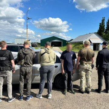 Невдала поїздка «на таксі» за 4 тисячі євро: на кордоні з Румунією затримано правопорушників