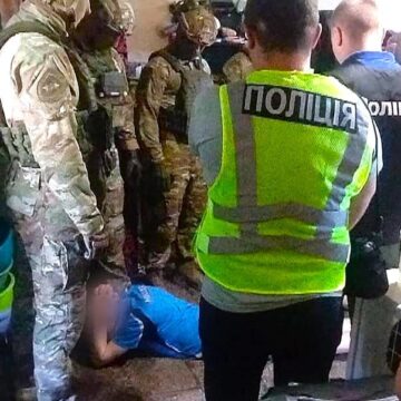 Цукерки зі смаком метадону: прикарпатські поліцейські ліквідували канал наркотрафіку у СІЗО
