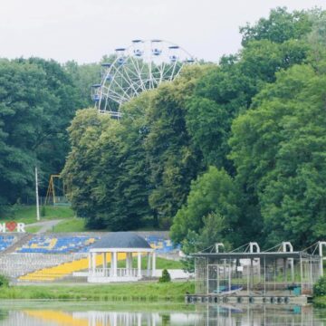 Колесо огляду в міському парку Калуша перевірять на справність Колесо огляду в міському парку Калуша перевірять на справність