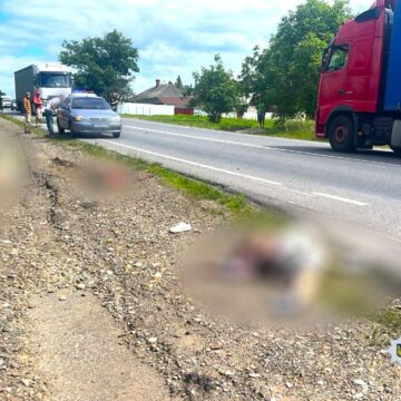 На Снятинщині перекинулась вантажівка: внаслідок аварії загинули дві жінки-пішоходи (ФОТО)