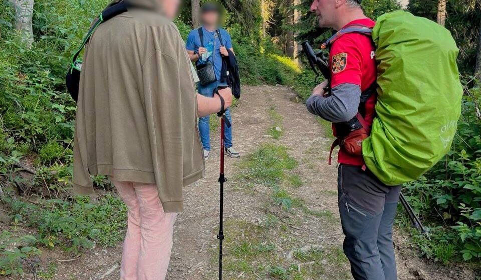 Прикарпатські рятувальники допомогли 56-річній туристці, яка травмувалась у горах (ФОТО)