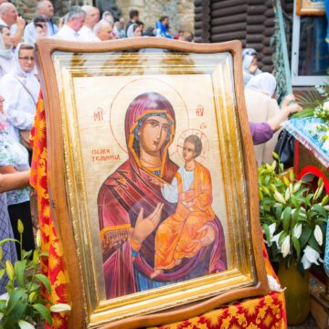 Сотні вірян зібрались на Всеукраїнську прощу до Манявського монастиря на честь ікони Божої Матері «Ізбавительниці»