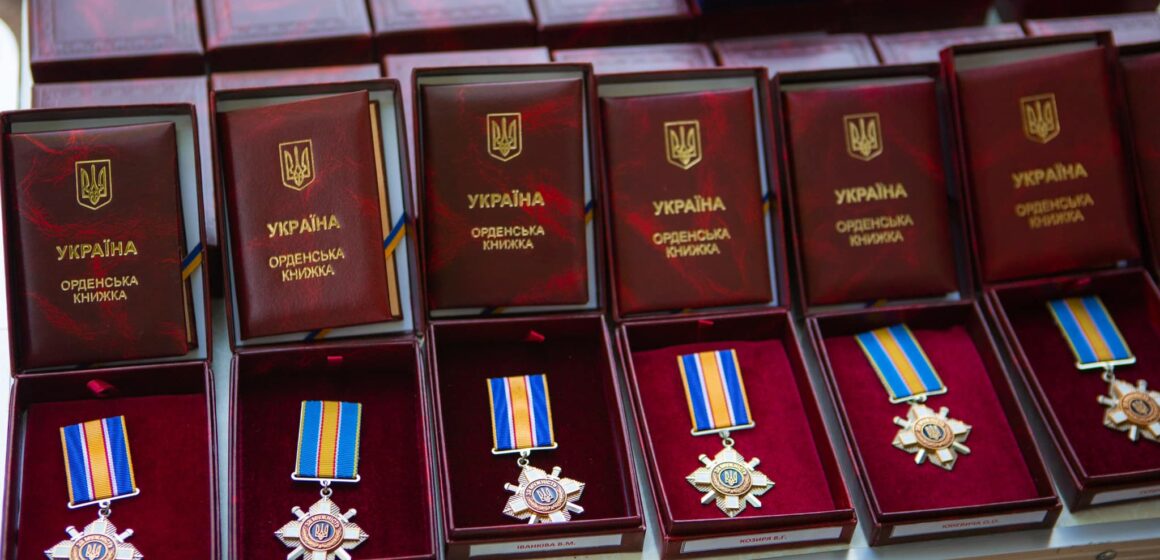 Рідним полеглих захисників з Прикарпаття вручили державні та обласні посмертні нагороди