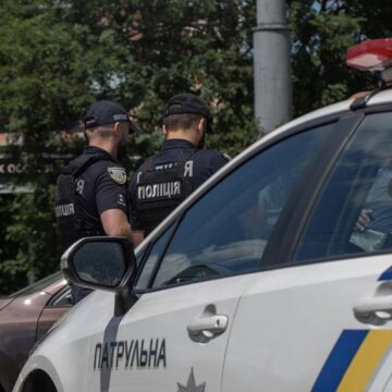 Франківські патрульні повернули матері загублену дитину