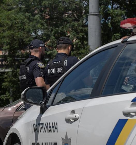Франківські патрульні повернули матері загублену дитину