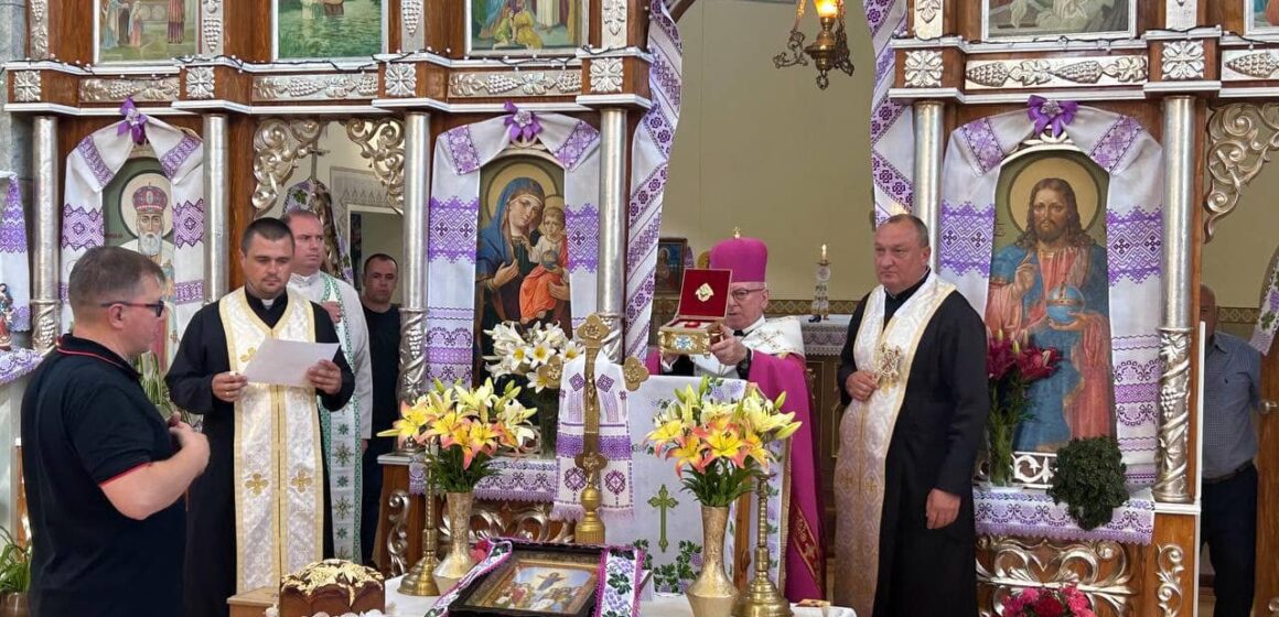 До храму Бурштинської громади привезли мощі Василія Великого