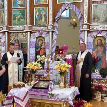 До храму Бурштинської громади привезли мощі Василія Великого