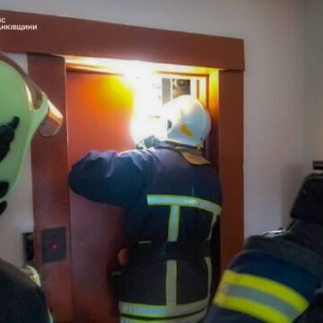 У Івано-Франківську в ліфті застрягла неповнолітня дитина У Івано-Франківську в ліфті застрягла неповнолітня дитина