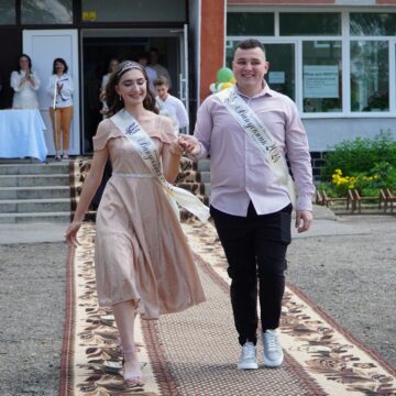 Класний керівник випускників Старолисецького ліцею привітав їх піснею «Стежина»