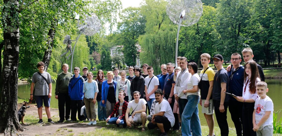 У франківському парку ім. Шевченка “ростуть” цікаві кульбабки