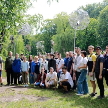 У франківському парку ім. Шевченка “ростуть” цікаві кульбабки