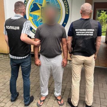 Міграційна служба Івано-Франківщини ухвалила рішення про примусове видворення з України 38-річного кримінальника з Узбекистану