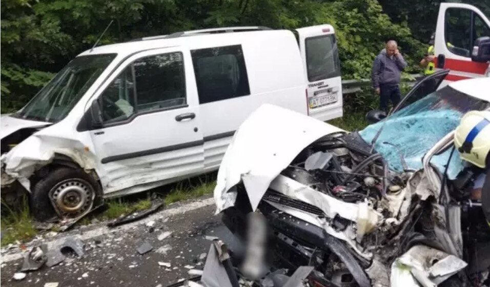 ДТП на Коломийщині: з понівеченого автомобіля постраждалу особу деблокували рятувальники (ФОТО)