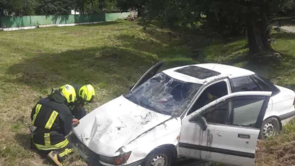Прикарпатські надзвичайники ліквідували наслідки ДТП (ФОТОФАКТ)