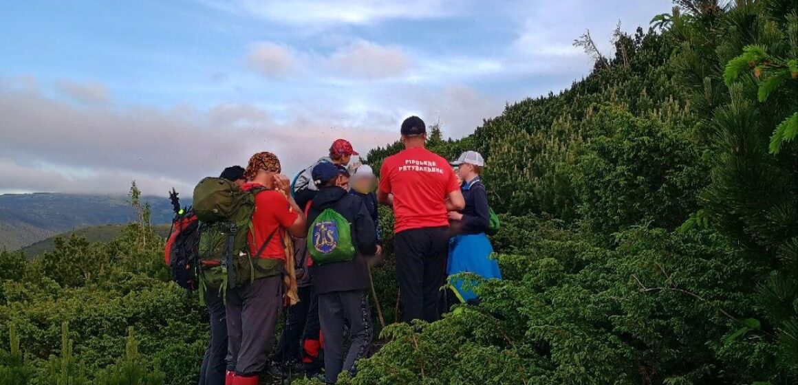 Двоє дорослих та семеро дітей заблукали під час спуску з Говерли
