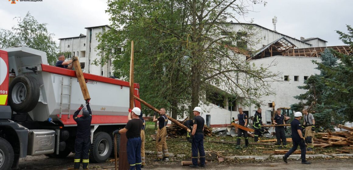Рятувальники завершили розбір завалів та надання допомоги на місці ракетного удару