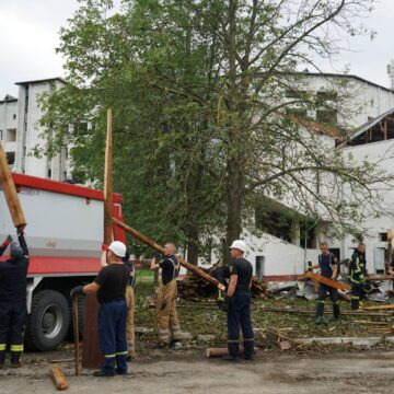 Рятувальники завершили розбір завалів та надання допомоги на місці ракетного удару