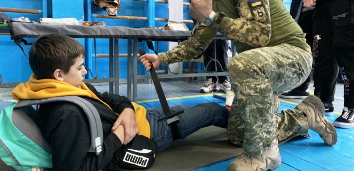 Передбачено 6 модулів: з вересня старшокласники вивчатимуть “Захист України” за оновленою програмою