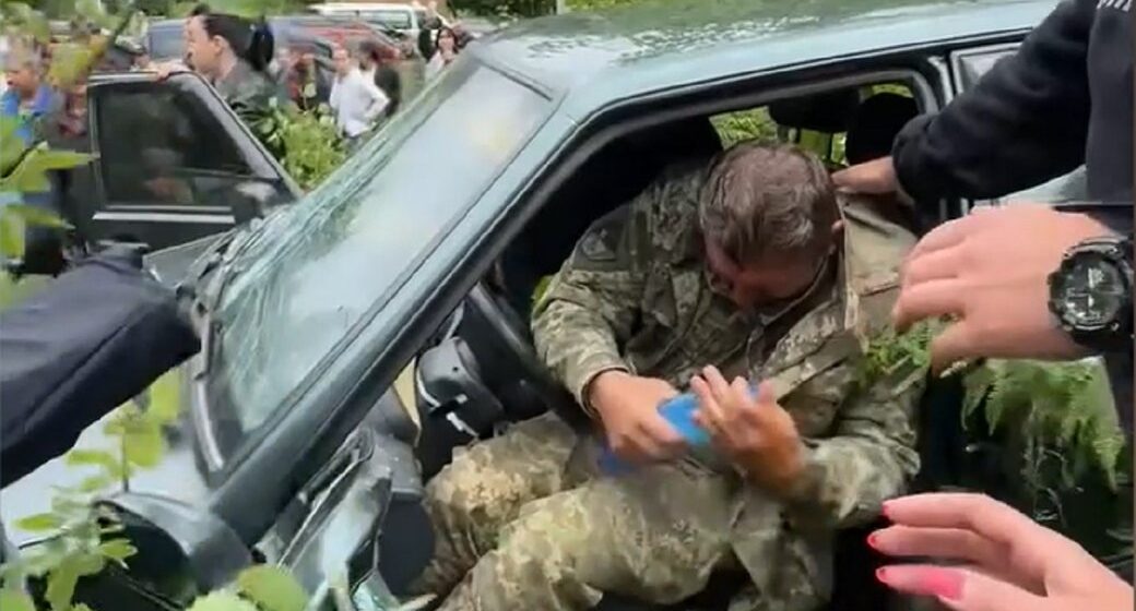 Хімічний опік та забої обличчя. Що відомо про стан військовослужбовця ТЦК та СП, якого люди побили у Ворохті