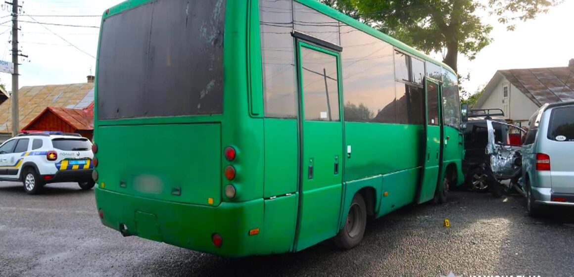 У Надвірній водій автобуса спровокував потрійну ДТП (ФОТО)