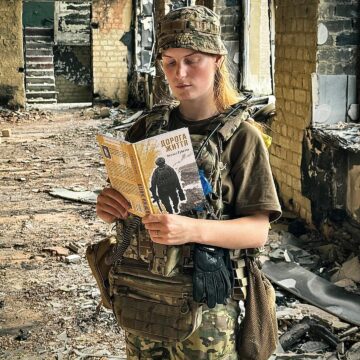 Прикарпатська захисниця Оксана Рубаняк випустила другу книгу, написану на фронті Прикарпатська захисниця Оксана Рубаняк випустила другу книгу, написану на фронті