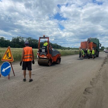 На дорогах державного значення Івано-Франківщини ліквідовують аварійну ямковість (ФОТО)