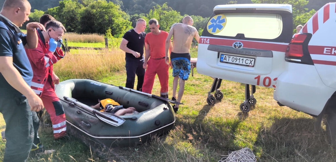 Рятувальники транспортували на берег 30-річного чоловіка, який  знаходився на острівці посеред річки Свіча (ФОТО)