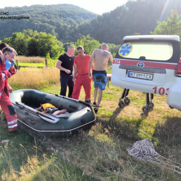 Рятувальники транспортували на берег 30-річного чоловіка, який  знаходився на острівці посеред річки Свіча (ФОТО)