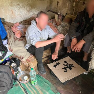 В Івано-Франківську безхатько вдарив підлітка ножем В Івано-Франківську безхатько вдарив підлітка ножем