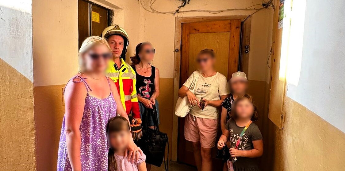 Франківські рятувальники визволили з ліфтових пасток восьмеро людей, з них четверо – діти