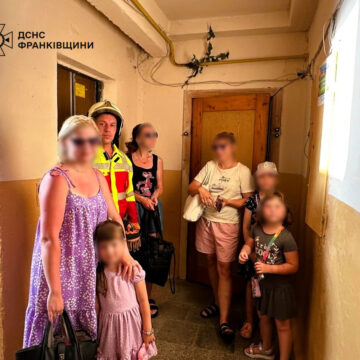 Франківські рятувальники визволили з ліфтових пасток восьмеро людей, з них четверо – діти